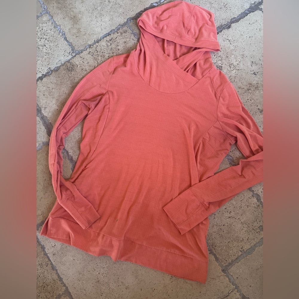 Marmot long sleeve top Sz L coral color
Pit to pit 18”
Length 26”
J1